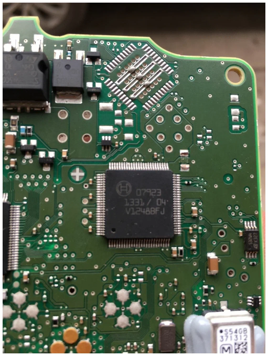 Микросхемы бош. Окисленный жесткий диск. Окислы контактов HDD. Сата диск контакты окислились. Окисление контактов контроллера HDD.